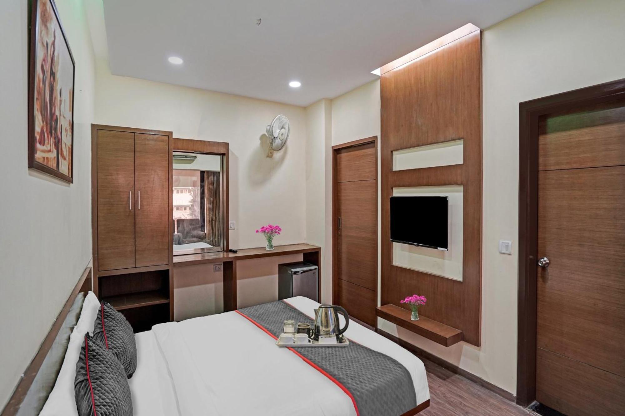 Hotel O Royal Regency Ghaziabad Esterno foto
